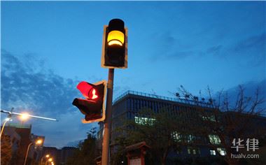 高速行车安全要点：合理车距、部件检查及突发情况应对